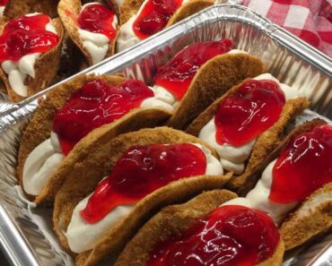 Mini Strawberry Cheesecake Tacos