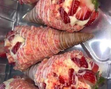 strawberry crunch cheesecake cones