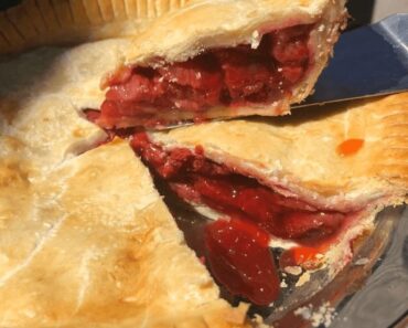 MOM’S OLD FASHIONED STRAWBERRY PIE