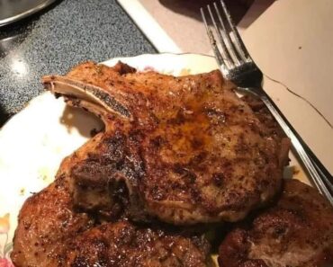 GARLIC BUTTER JUICY PORK CHOPS