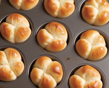 Easy Cloverleaf Rolls in Muffin Tin