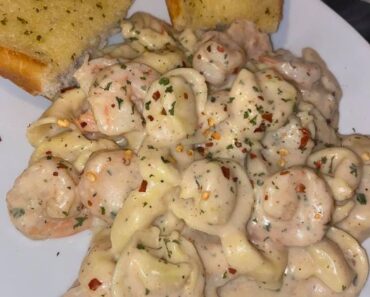 Cheese tortellini with shrimp Alfredo