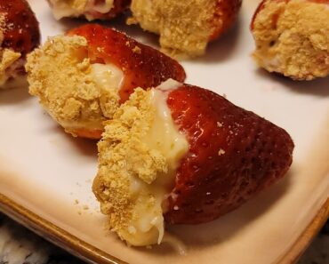 Cheesecake-Stuffed Strawberries